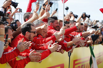 Il team Ferrari festeggia mentre Kimi Raikkonen, Ferrari SF71H, 1° classificato, arriva nel parco chiuso
