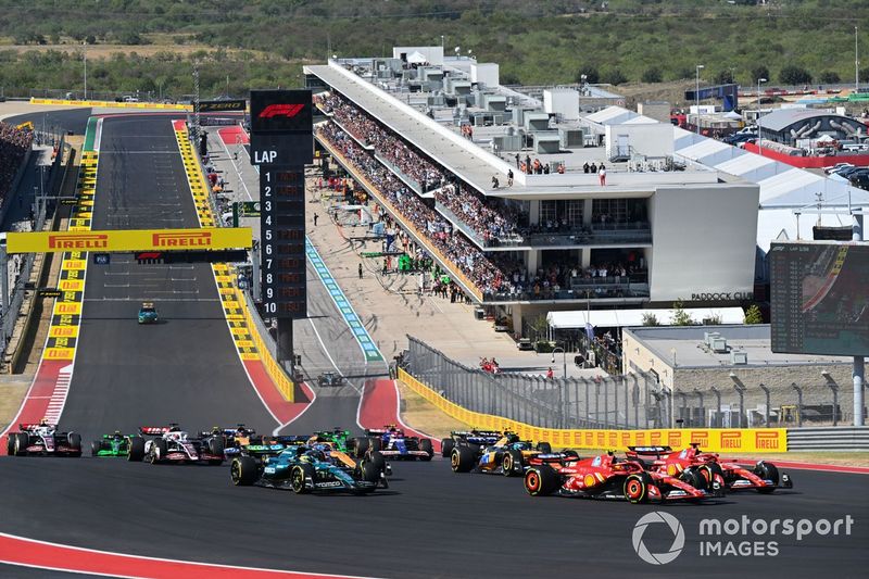 Carlos Sainz, Ferrari SF-24, Charles Leclerc, Ferrari SF-24, Pierre Gasly, Alpine A524, Fernando Alonso, Aston Martin AMR24, Oscar Piastri, McLaren MCL38, restante equipa à partida