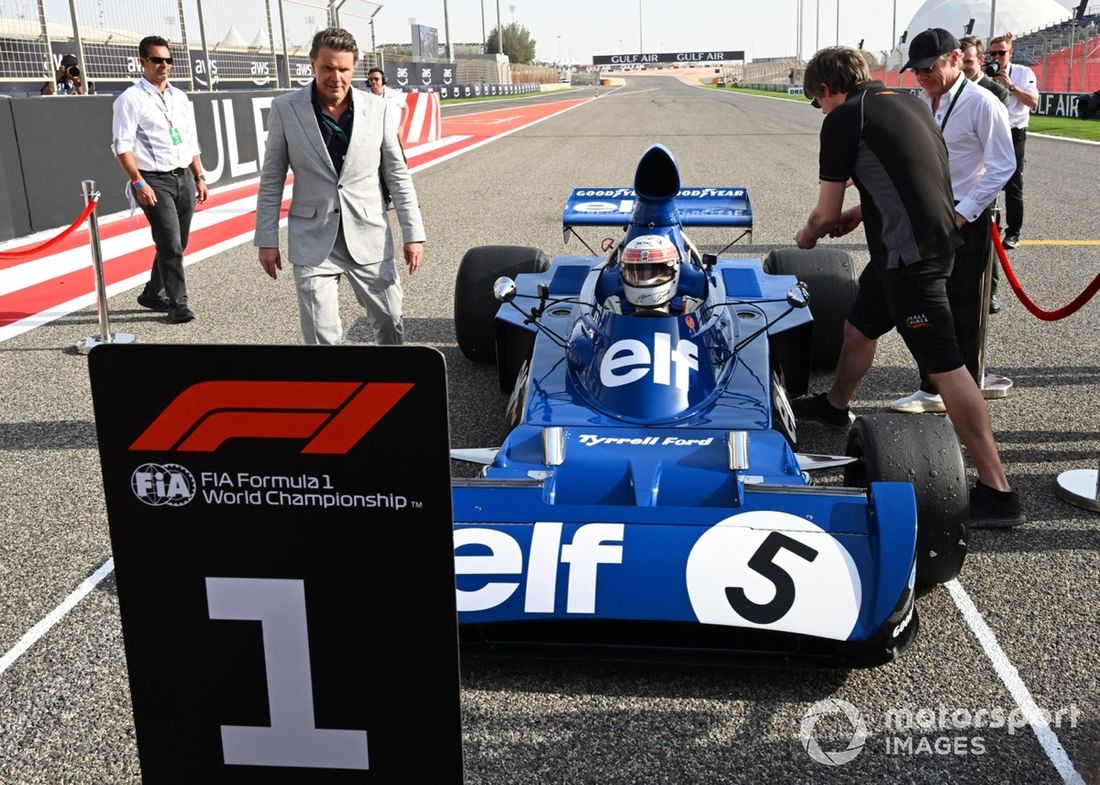 Sir Jackie Stewart prowadzi swojego Tyrrella 006 