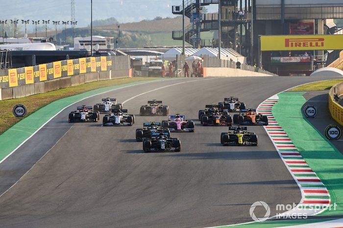 Lewis Hamilton, Mercedes F1 W11, Daniel Ricciardo, Renault F1 Team R.S.20, Valtteri Bottas, Mercedes F1 W11, Sergio Perez, Racing Point RP20, Daniil Kvyat, AlphaTauri AT01, Alex Albon, Red Bull Racing RB16, al reinicio