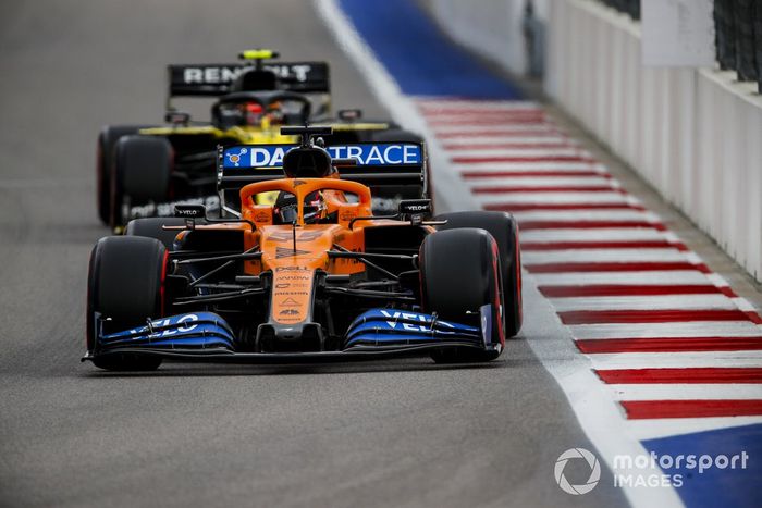 Carlos Sainz Jr., McLaren MCL35, Esteban Ocon, Renault F1 Team R.S.20