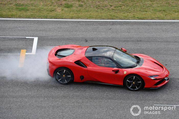 Sebastian Vettel, Ferrari, hace unas donuts en el SF90 Stradale