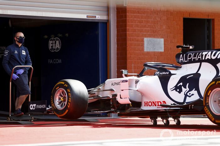 Mecánicos de AlphaTauri con el AT01 en el escrutinio 