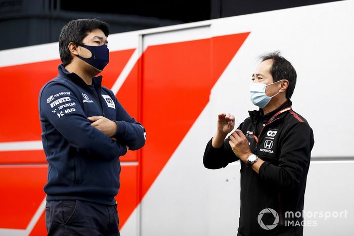 Toyoharu Tanabe, Director Técnico de Honda F1 y un ingeniero de  AlphaTauri en el paddock
