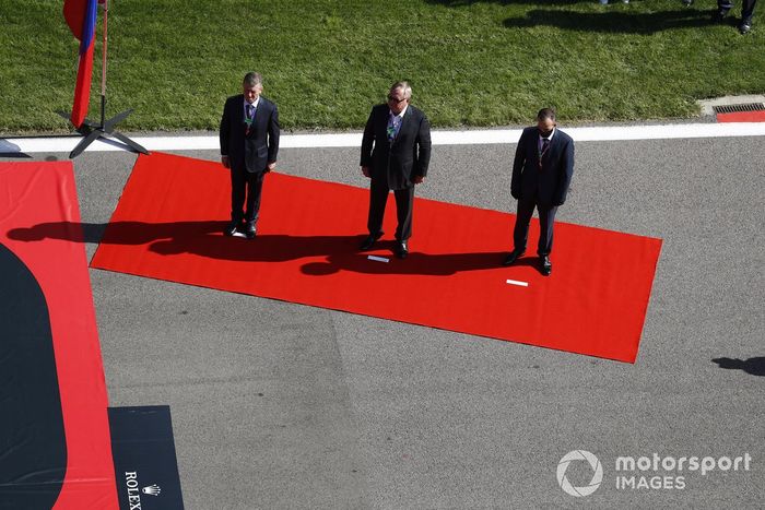 Dimitry Kozak y otros políticos rusos en la parrilla antes de la salida