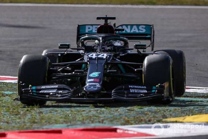 Lewis Hamilton, Mercedes F1 W11, se salta una curva