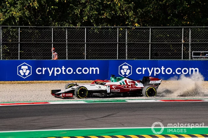 Robert Kubica, Alfa Romeo Racing C41, hace un trompo tras el toque con Yuki Tsunoda, AlphaTauri 