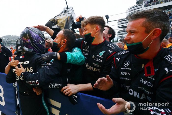 Ganador Lewis Hamilton, Mercedes, celebra con su equipo en Parc Ferme