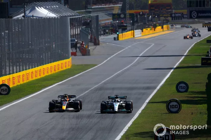 George Russell, Mercedes W13, lucha con Max Verstappen, Red Bull Racing RB18