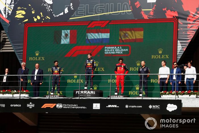 Podio: segundo lugar Sergio Pérez, Red Bull Racing, ganador Max Verstappen, Red Bull Racing, tercer lugar Carlos Sainz, Ferrari