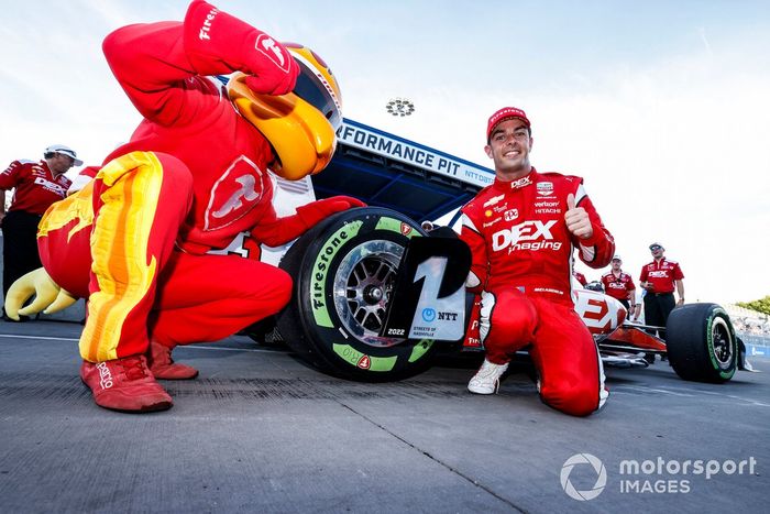 El ganador del premio NTT P1, Scott McLaughlin, del equipo Penske Chevrolet, celebra su pole position