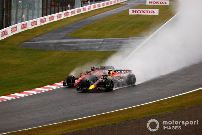 Max Verstappen, Red Bull Racing RB18, Charles Leclerc, Ferrari F1-75, luchan por el liderato en la salida