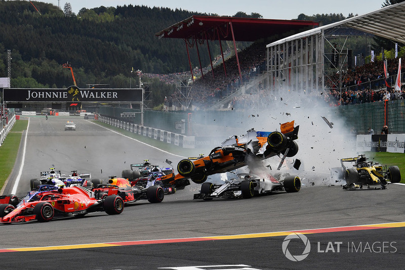 Accidente en la salida de Fernando Alonso, McLaren MCL33