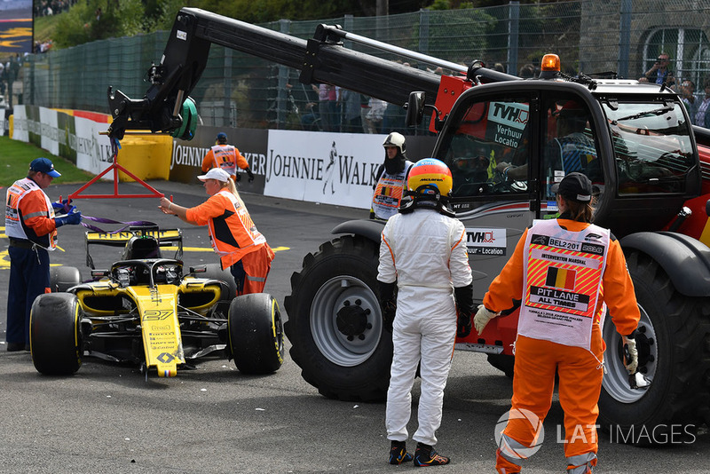 Nico Hulkenberg, Renault Sport F1 Team R.S. 18 en Fernando Alonso, McLaren na de crash aan het begin van de race
