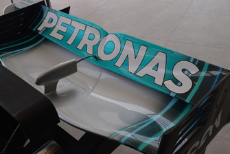 Lo sponsor Petronas sull'ala della monoposto Mercedes