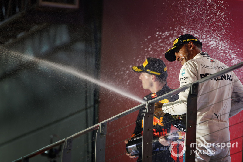 Lewis Hamilton, Mercedes AMG F1, y Max Verstappen, Red Bull Racing