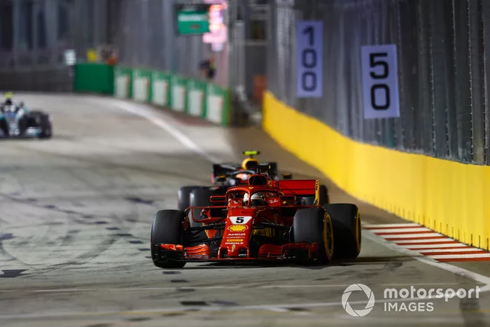 Sebastian Vettel, Ferrari SF71H, Max Verstappen, Red Bull Racing RB14