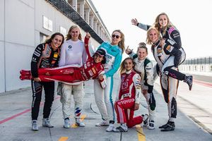 Gruppenfoto: FIA-Programm für Frauen im Motorsport