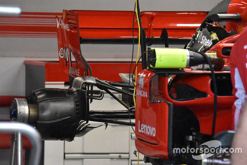 Mobil Ferrari di garasi