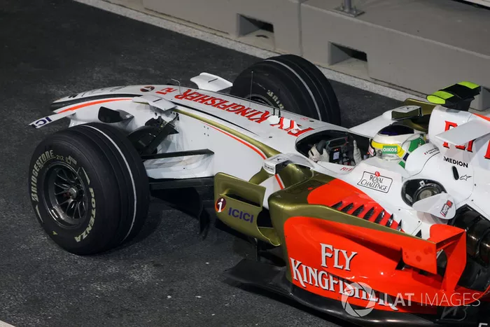 L'aileron avant endommagé de Giancarlo Fisichella, Force India F1 VJM01