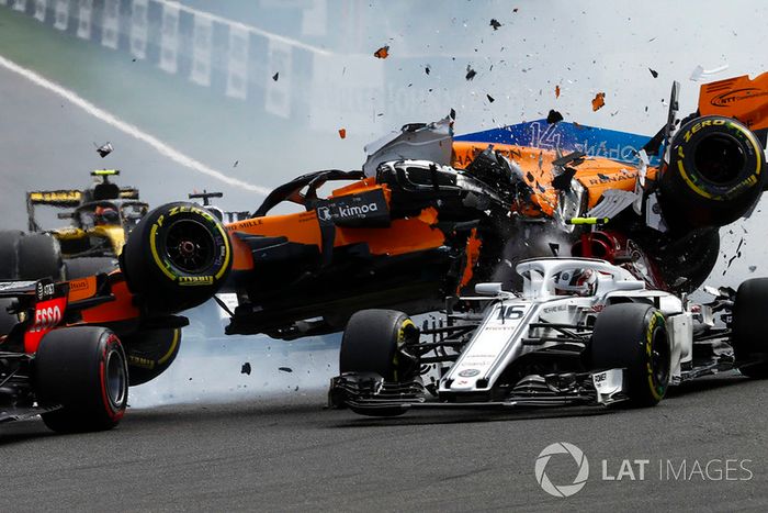 Charles Leclerc, Sauber C37, Fernando Alonso, McLaren MCL33 