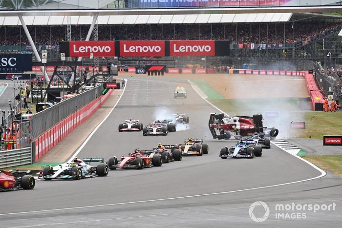 A crash involving George Russell, Mercedes W13, Zhou Guanyu, Alfa Romeo C42, Alex Albon, Williams FW44, Esteban Ocon, Alpine A522, Yuki Tsunoda, AlphaTauri AT03, unfolds at the start