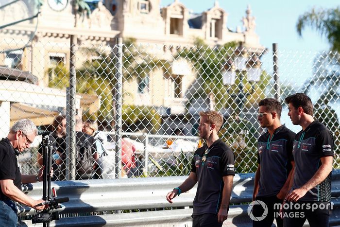 Sam Bird, Jaguar Racing, Mitch Evans, Jaguar Racing, Norman Nato, Reserve Driver, Jaguar TCS Racing, pasean por la pista