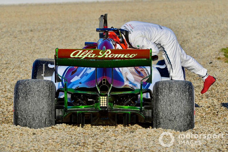 Kimi Raikkonen, Alfa Romeo Racing C38, spins into the gravel on the opening morning of testing