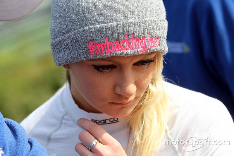 <img class="ms-flag-img ms-flag-img_s1" title="United Kingdom" src="https://cdn-7.motorsport.com/static/img/cf/gb-3.svg" alt="United Kingdom" width="32" /> Jessica Hawkins, 23 años