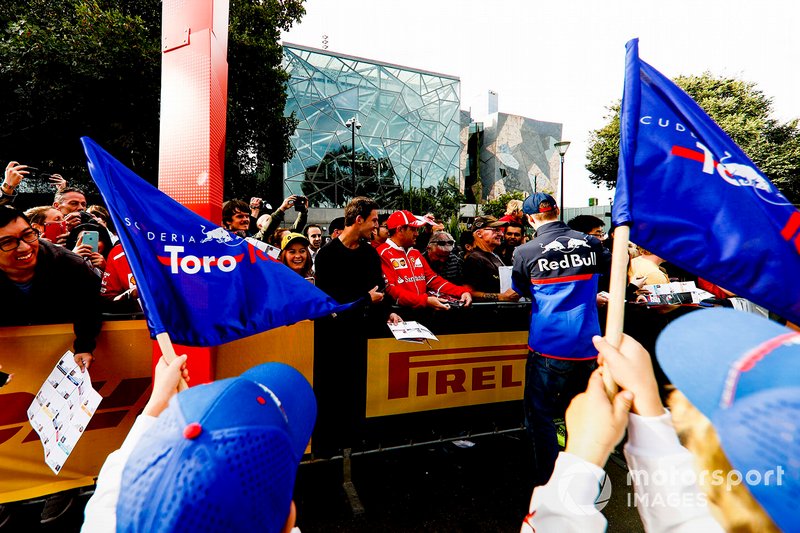 Daniil Kvyat, Toro Rosso, firma autografi ai tifosi all'evento a Federation Square