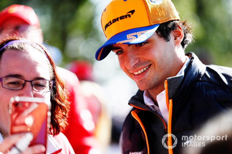 Lando Norris, McLaren firma un autógrafo para un fan