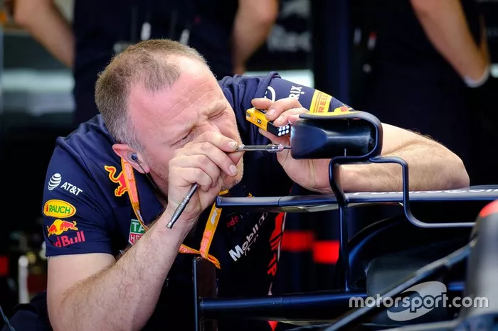 Un membro del team Red Bull Racing team al avoro sullo specchietto della monoposto di Max Verstappen, Red Bull Racing RB15