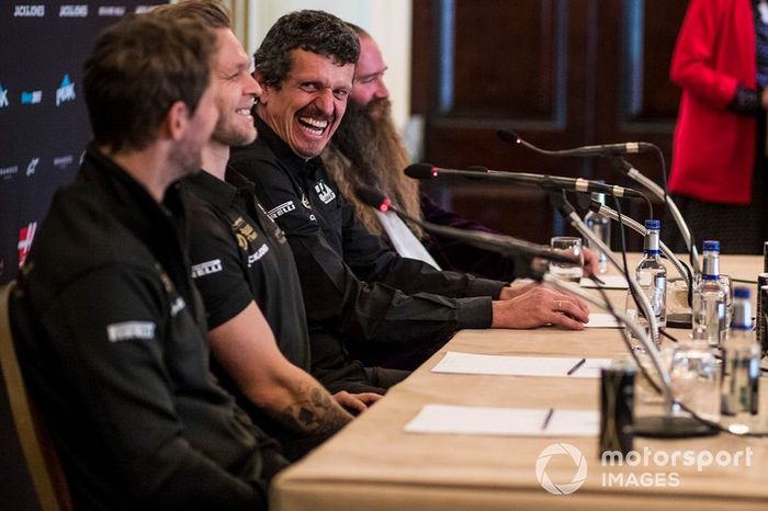 Romain Grosjean, Haas F1 Team, Kevin Magnussen, Haas F1 Team, Guenther Steiner, director de Haas F1 y William Storey, CEO de Rich Energy en conferencia de prensa