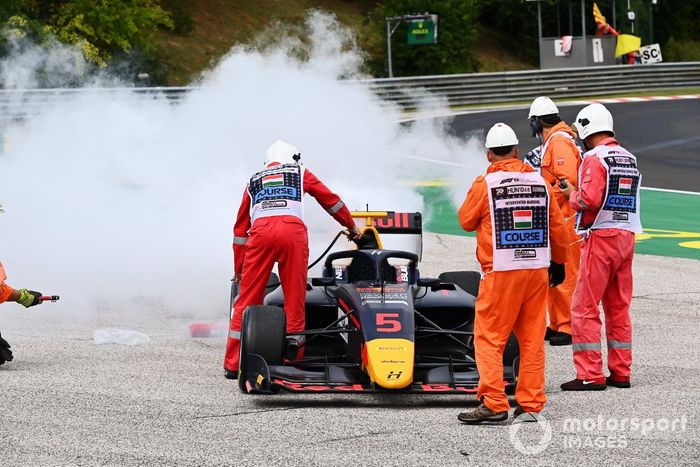 Liam Lawson, Hitech Grand Prix, abandona con problemas de motor