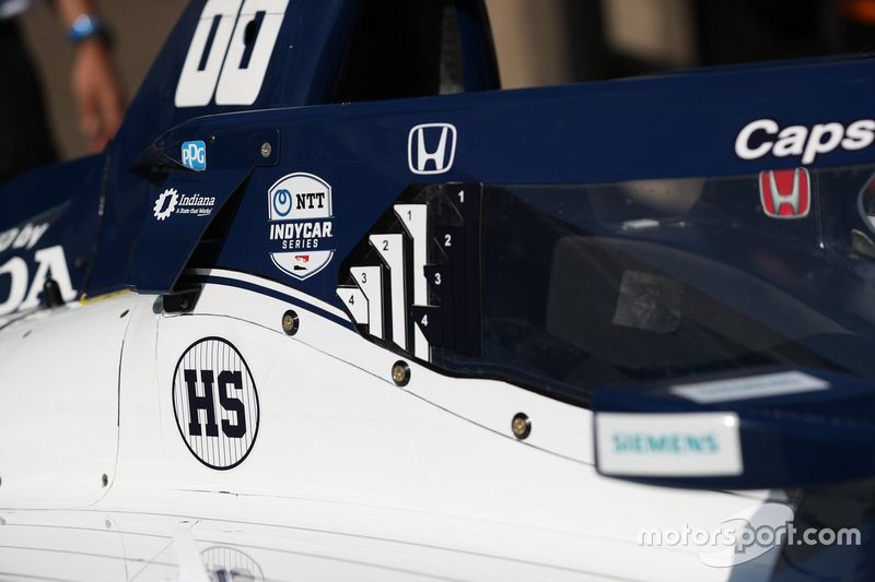Una calcomanía en honor al difunto Hank Steinbrenner. Colton Herta, Harding Steinbrenner Racing Honda