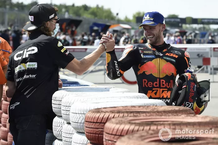 Ganador Brad Binder, Red Bull KTM Factory Racing, Darryn Binder