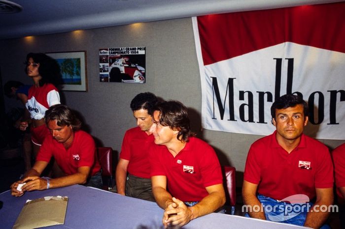 Keke Rosberg, René Arnoux, Mauro Baldi y Patrick Tambay en una conferencia de prensa de Marlboro