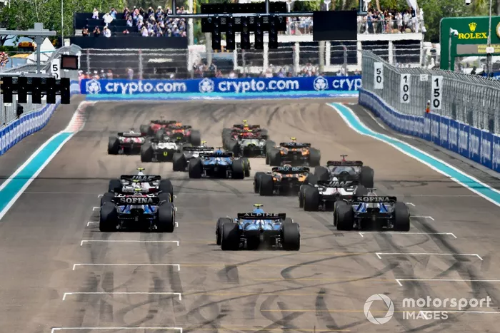 Nicholas Latifi, Williams FW44, Esteban Ocon, Alpine A522, Alex Albon, Williams FW44, persiguen al pelotón en la salida