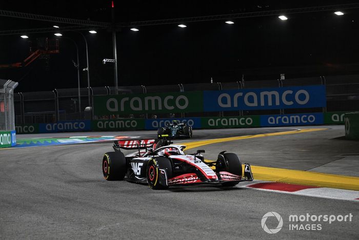  Nico Hulkenberg, Haas VF-23, Fernando Alonso, Aston Martin AMR23
