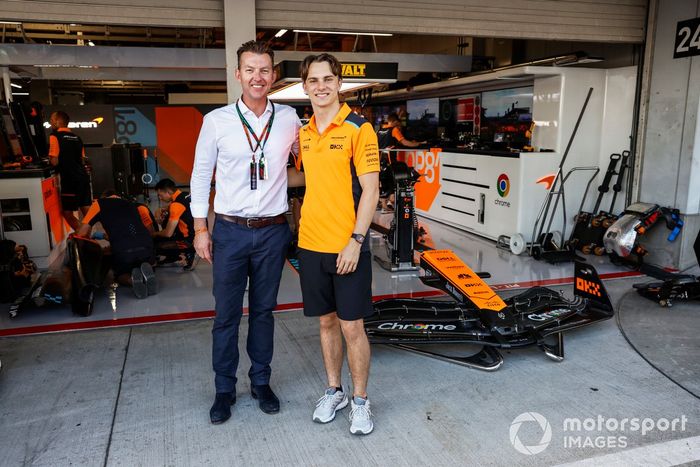 El ex jugador de críquet australiano Brett Lee con Oscar Piastri, McLaren