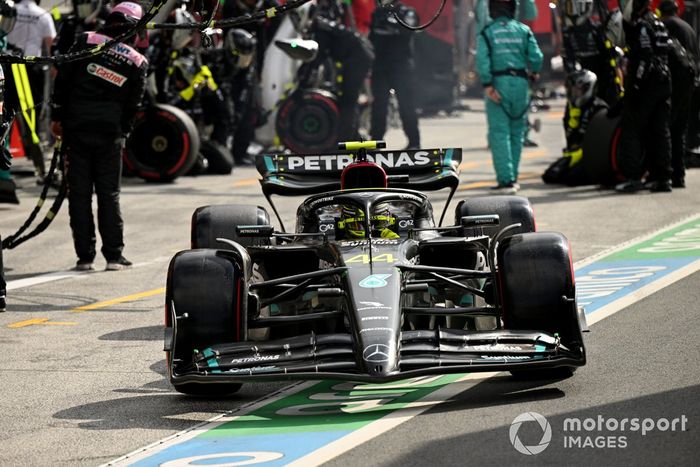 Lewis Hamilton, Mercedes F1 W14, hace una parada