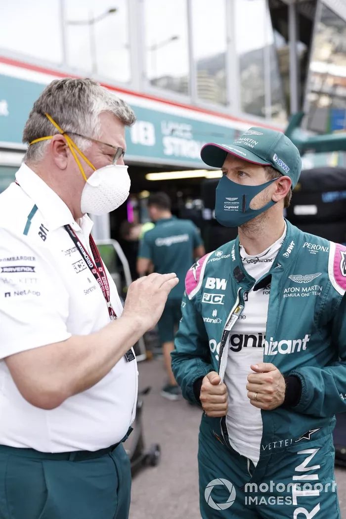 Sebastian Vettel, Aston Martin, con Otmar Szafnauer, director del equipo y consejero delegado de Aston Martin F1