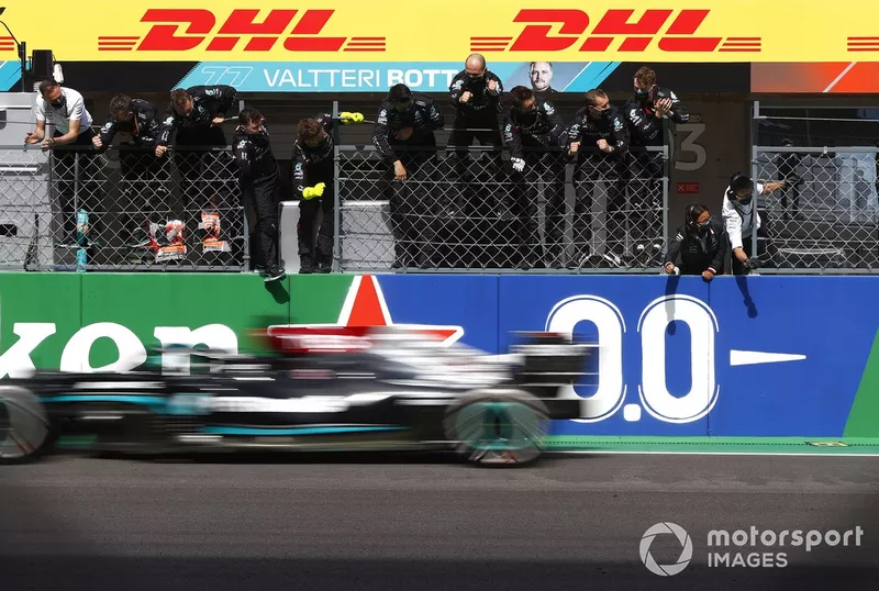 Lewis Hamilton, Mercedes W12, primo classificato, prende la vittoria
