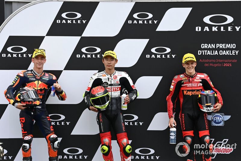 Top3 tras la clasificación: ganador de la pole Tatsuki Suzuki, SIC58 Squadra Corse, Pedro Acosta, Red Bull KTM Ajo, Gabriel Rodrigo, Team Gresini Moto3