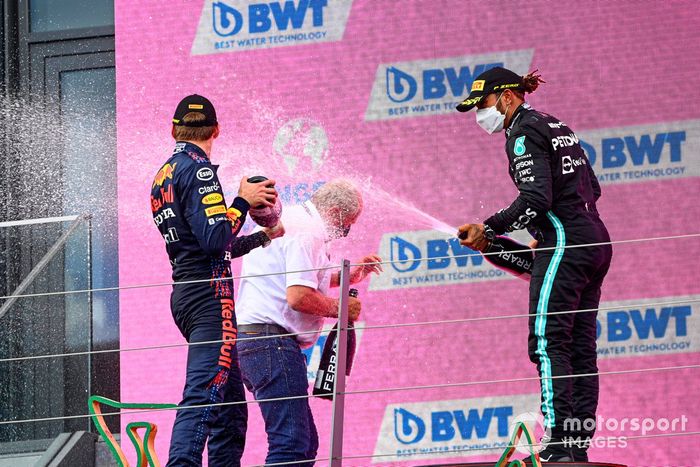 Podio: Helmut Marko, Consultor de Red Bull Racing, ganador de la carrera Max Verstappen, segundo lugar Lewis Hamilton, Mercedes