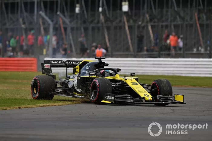 Daniel Ricciardo, Renault F1 Team R.S.19, en la hierba