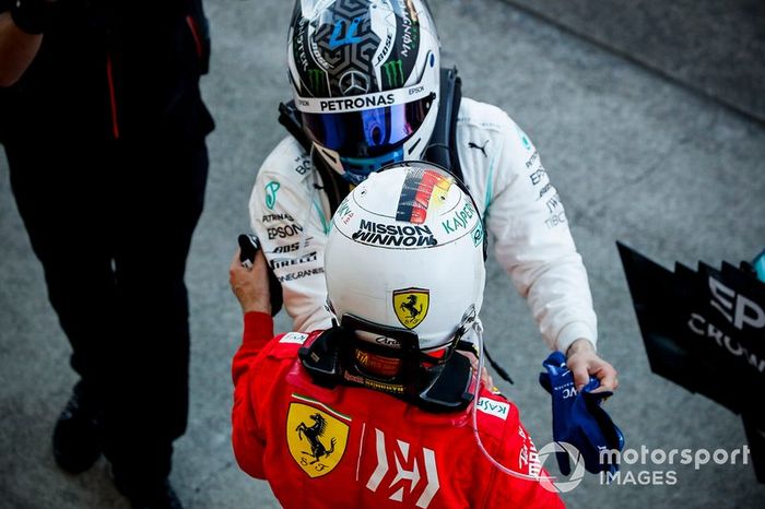 Sebastian Vettel, Ferrari y el ganador de la carrera Valtteri Bottas, Mercedes AMG F1 celebraron en Parc Ferme 