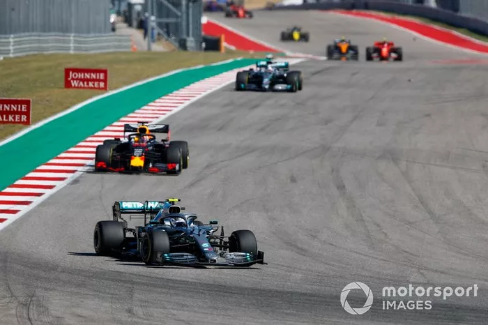 Valtteri Bottas, Mercedes AMG W10, lidera Max Verstappen, Red Bull Racing RB15 y Lewis Hamilton, Mercedes AMG F1 W10 