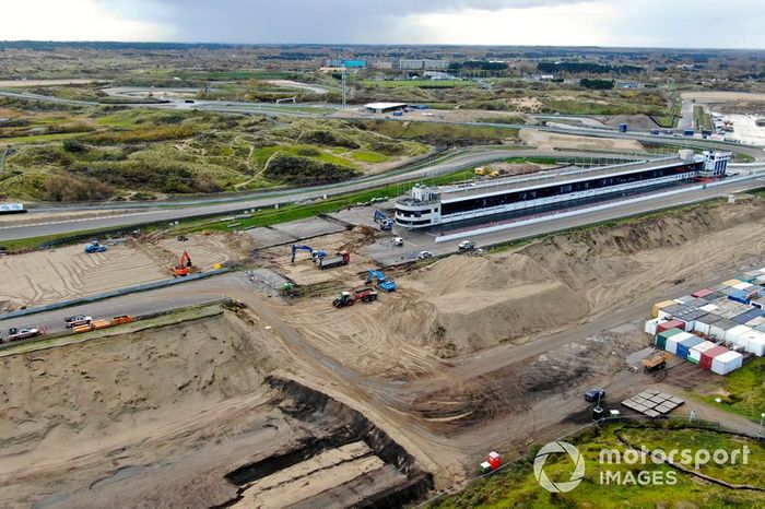 Trabajos de construcción en el autódromo de Zandvoort para el Gran Premio de Holanda