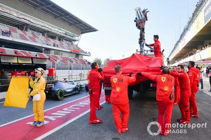 El coche de Sebastian Vettel, Ferrari vuelve en grúa al box